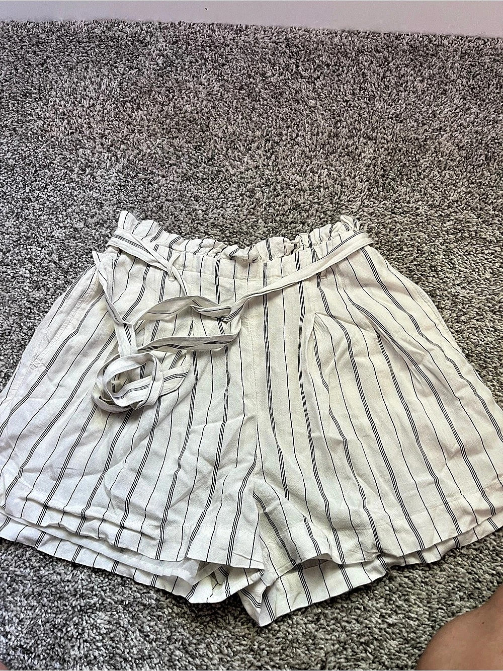American Eagle AE High-Waisted Paperbag Waist Striped Short White & Blue Small